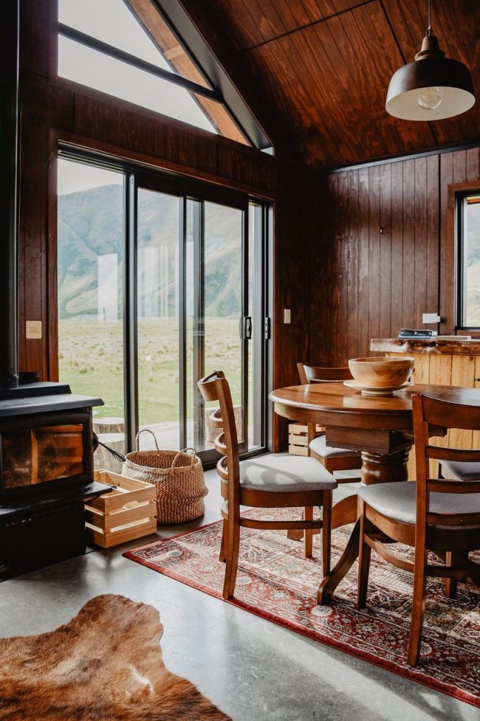 Estufa de leña negra en el comedor de una casa rural