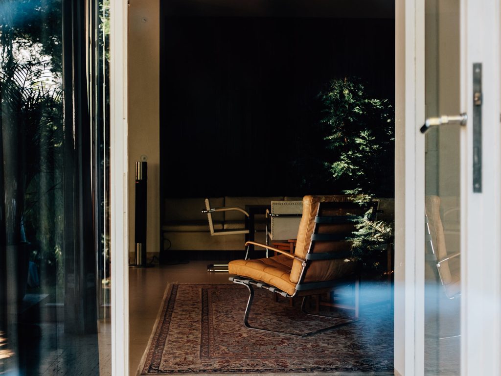 Salón visto desde el pasillo de una vivienda